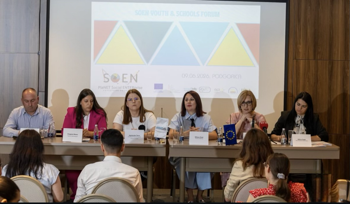 Nekoliko panelista na početku konferencije